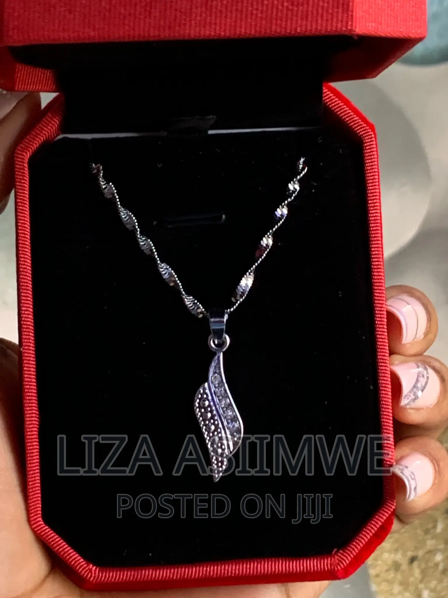 Lady’S Necklaces Available With Its Gift Box