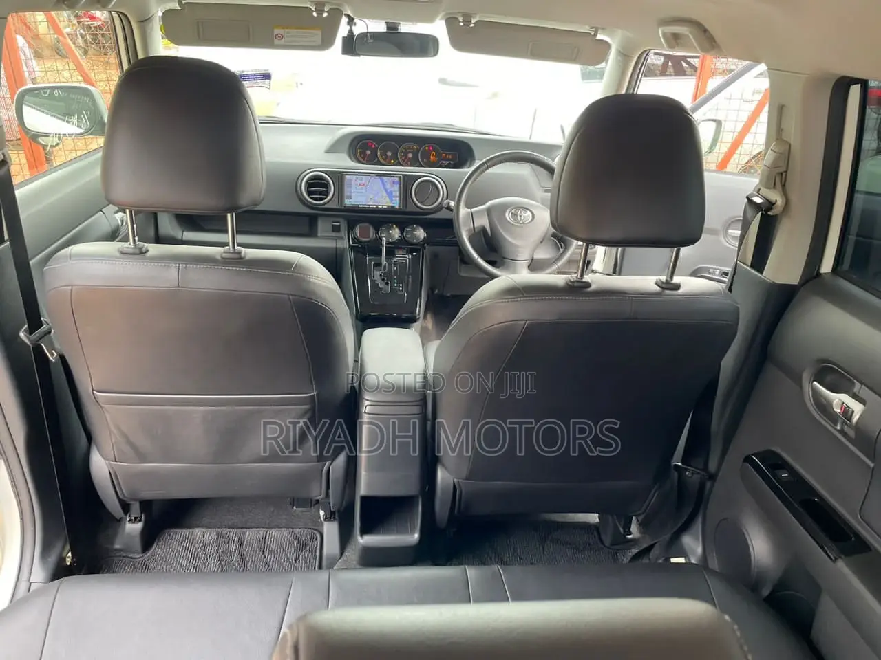 Toyota Corolla Rumion Hatchback 1.5 FWD 2011 White
