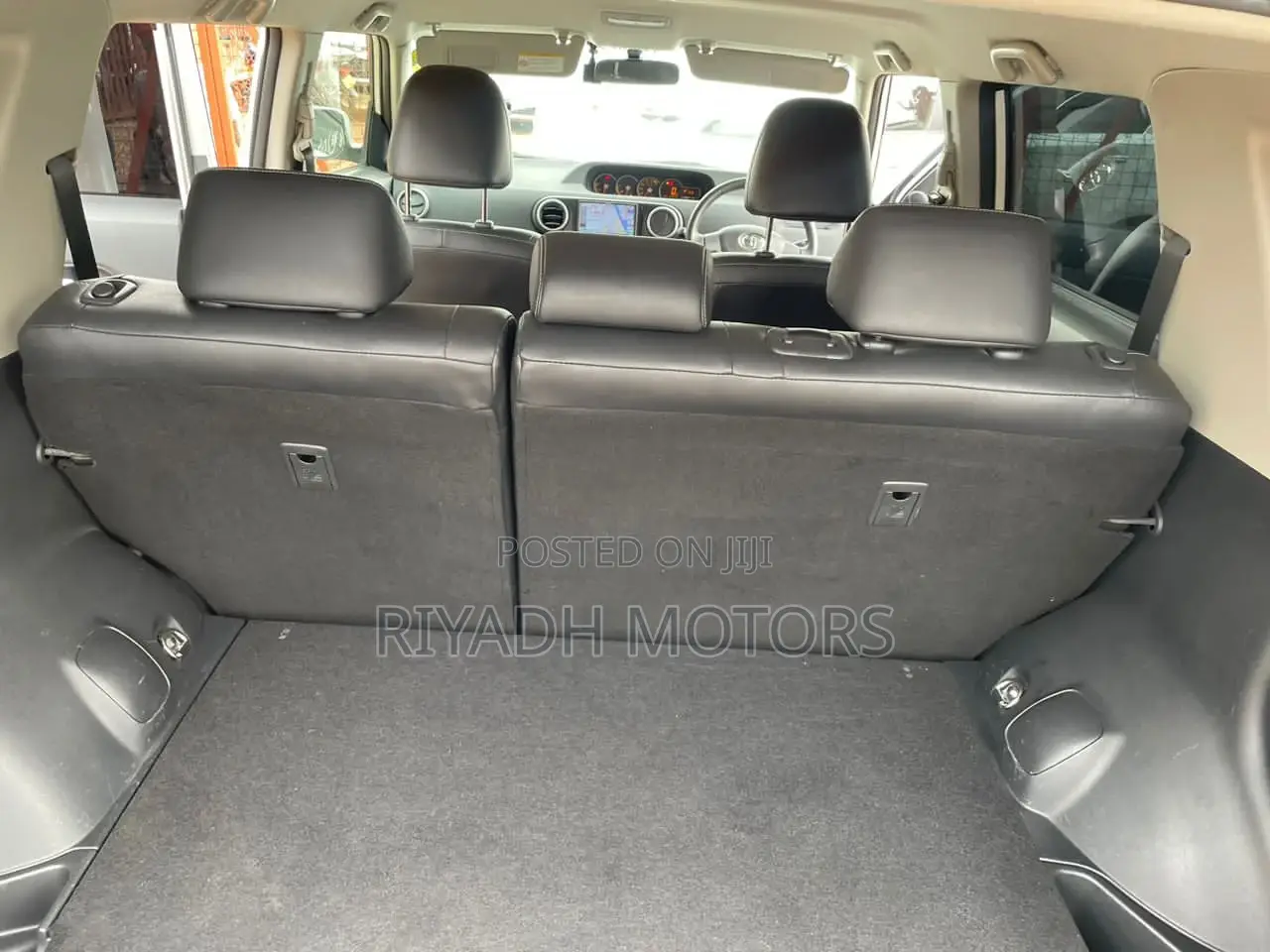 Toyota Corolla Rumion Hatchback 1.5 FWD 2011 White