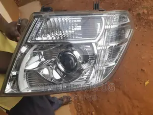 Nissan Navara 2005 - 2014 Headlight
