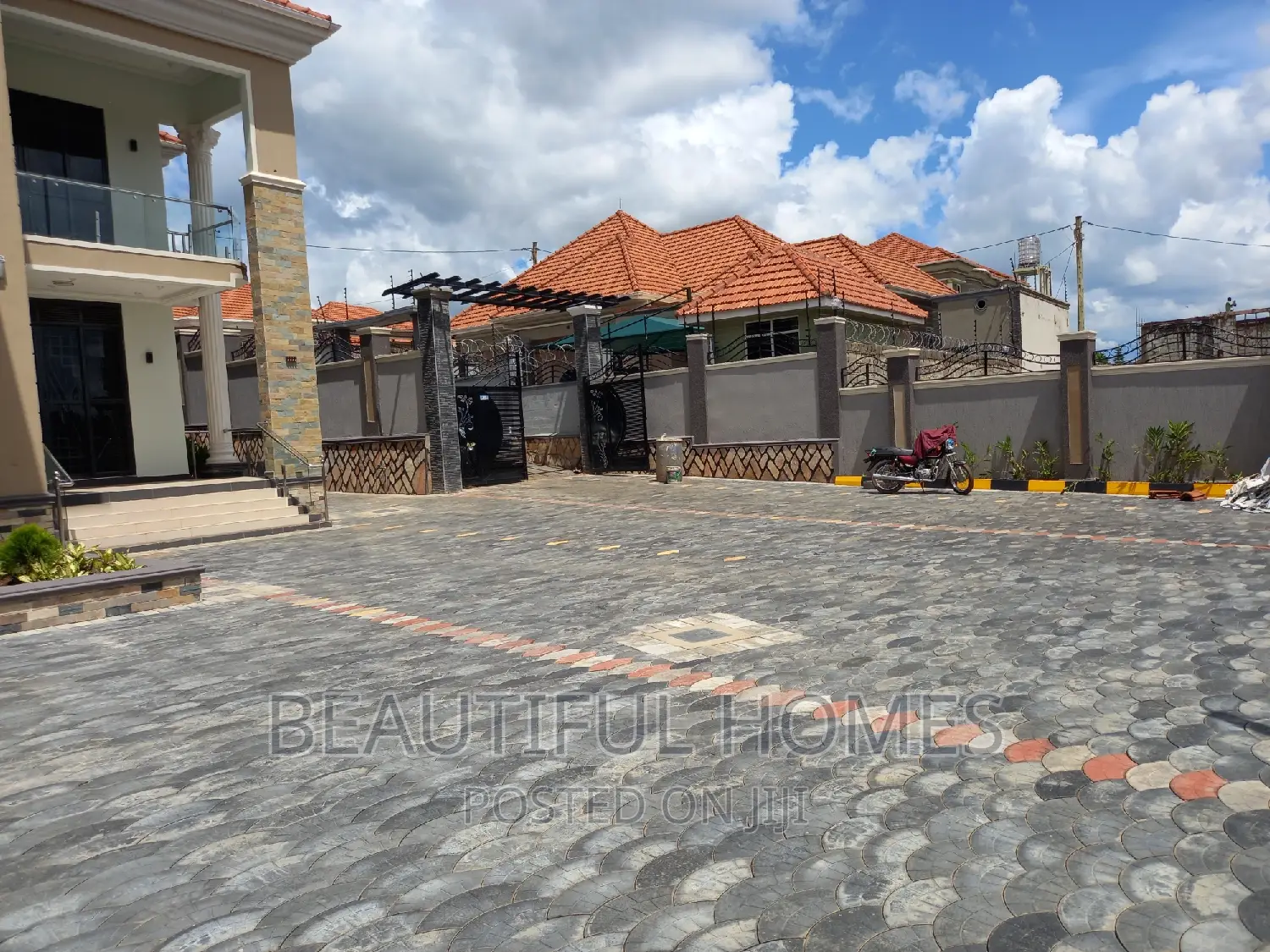 Furnished 6bdrm Duplex in Kira Ministers for sale