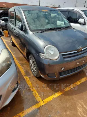 Photo - Toyota Sienta 2008 Gray