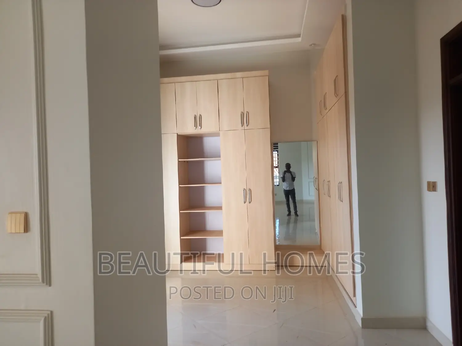 Furnished 6bdrm Mansion in Kira Corporate Zone for sale