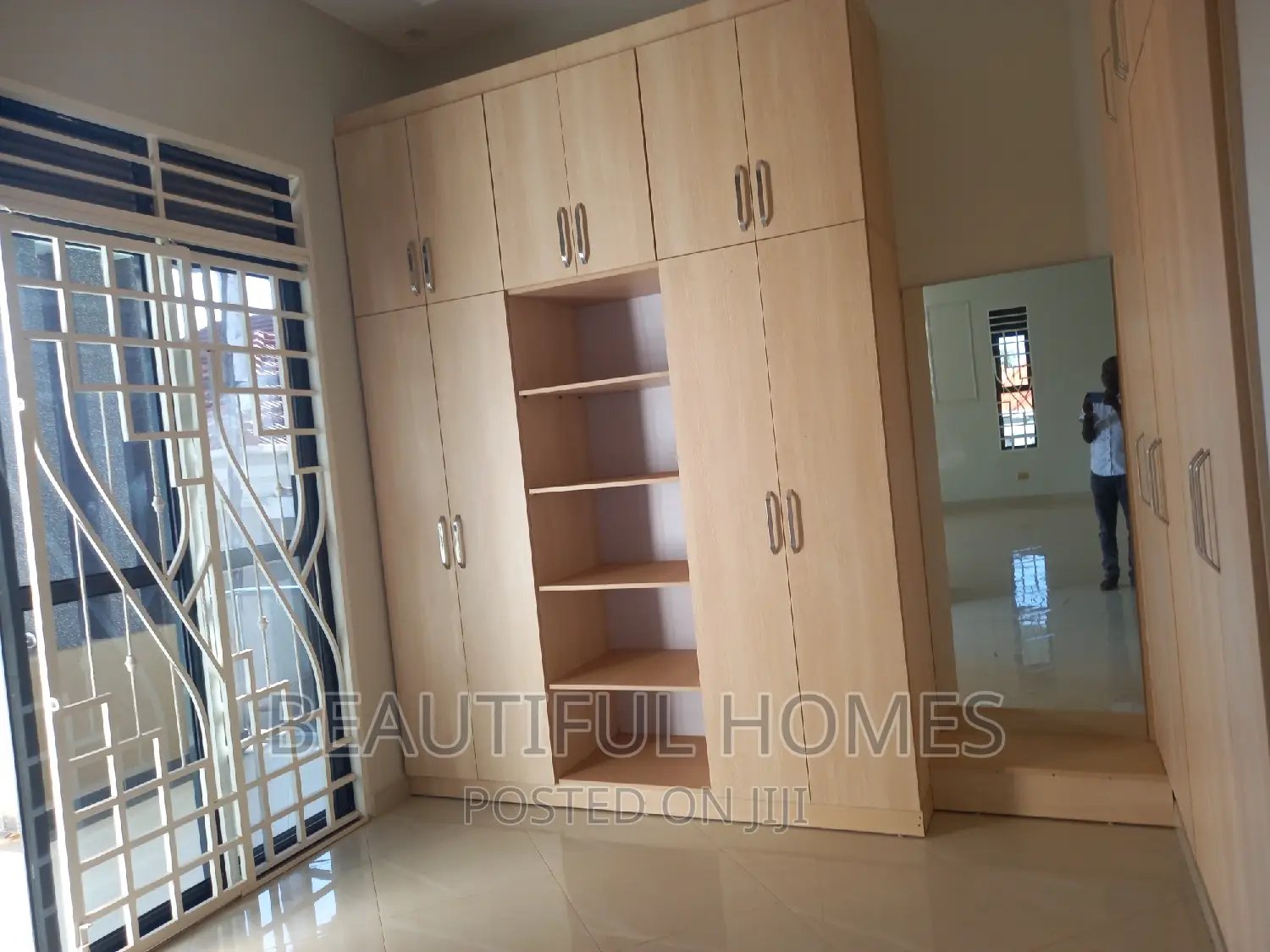 Furnished 6bdrm Mansion in Kira for sale