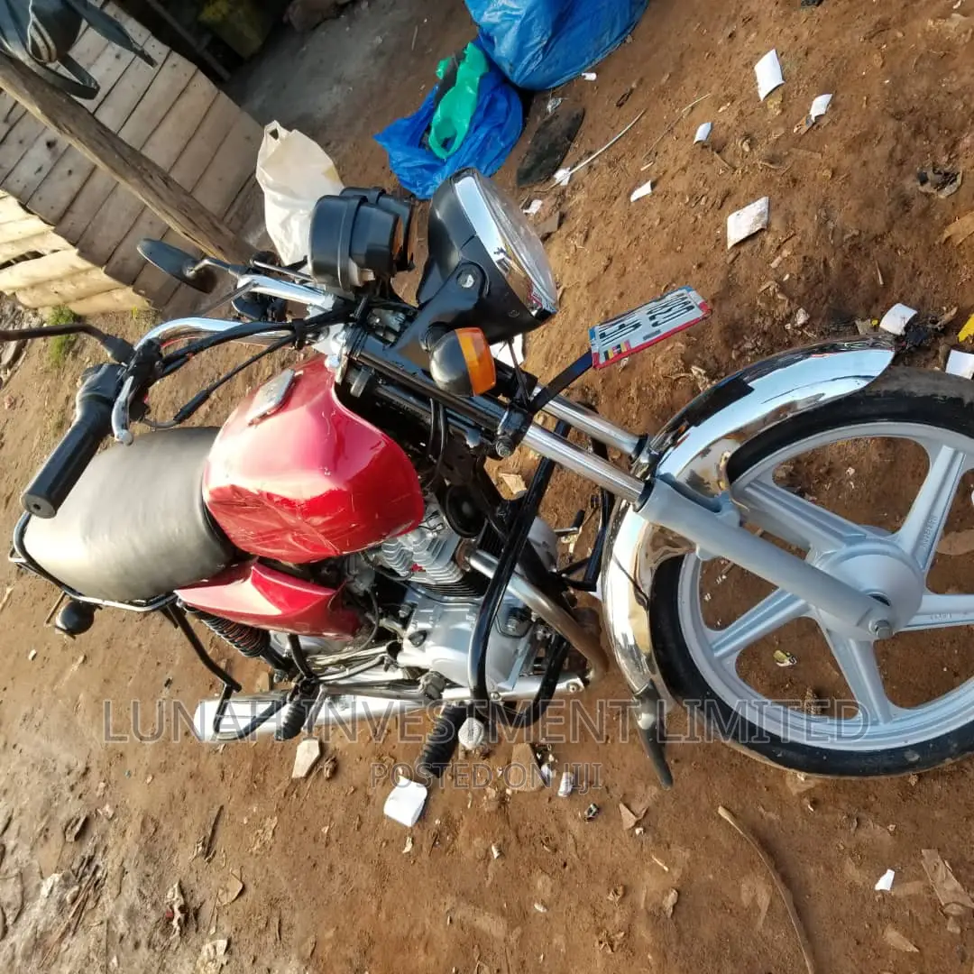 Bajaj Avenger 180 2022 Red