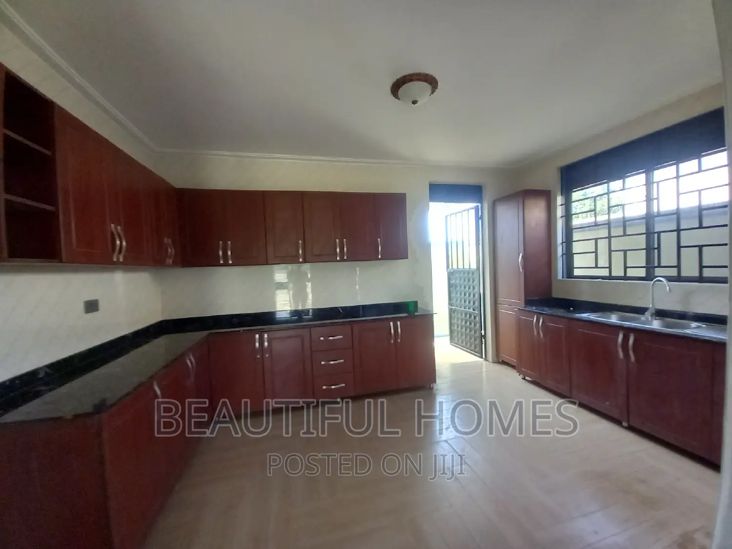 Furnished 6bdrm Mansion in Kira Mamerito Road for sale
