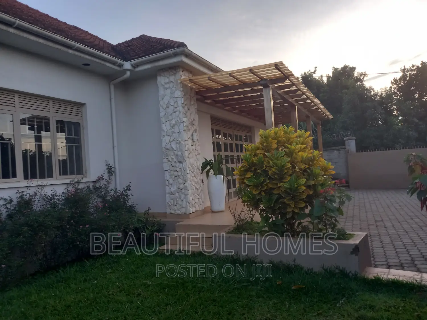 Furnished 4bdrm House in Kira for sale