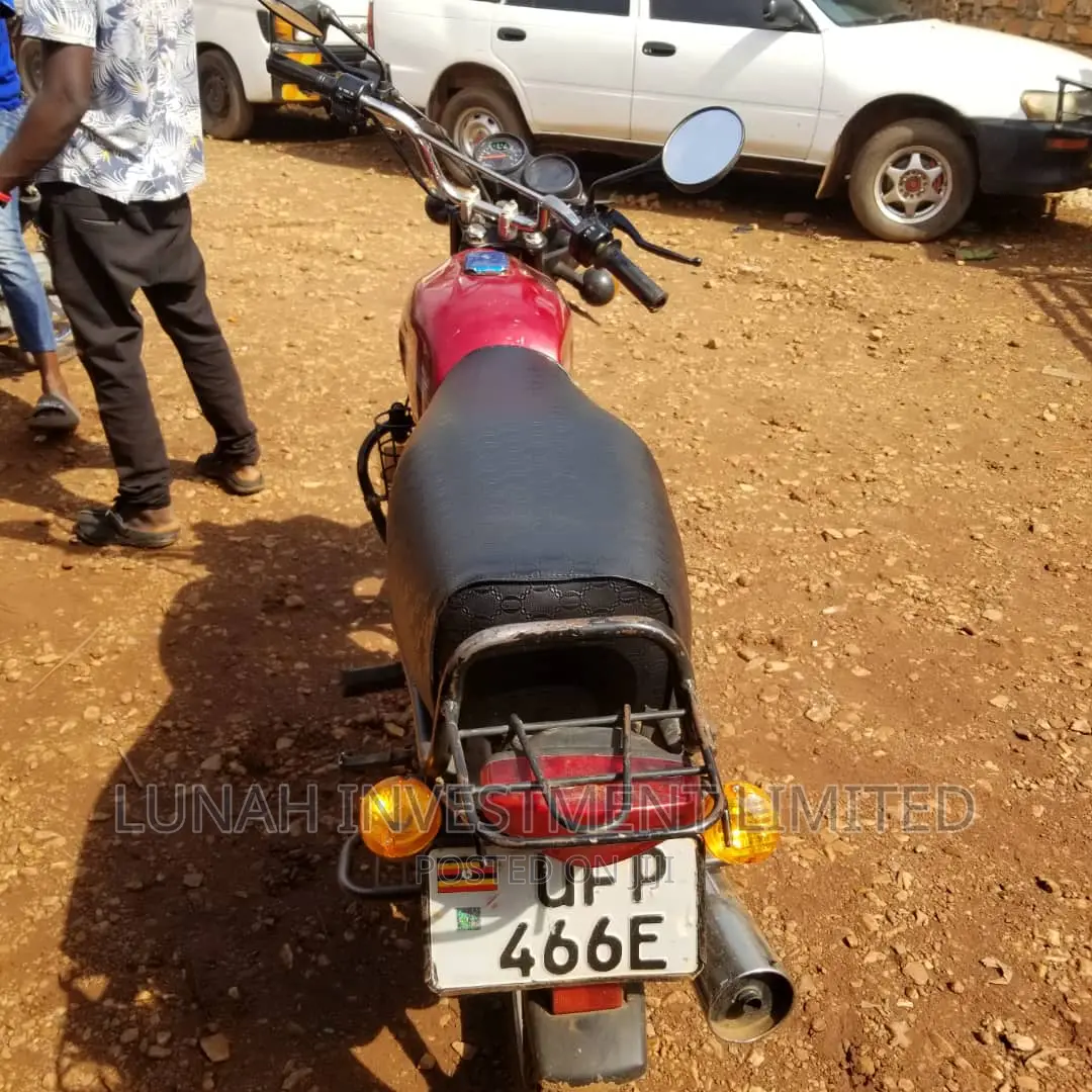 Bajaj Avenger 180 2022 Red