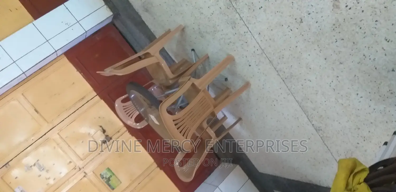 Aset of Atable and Chairs