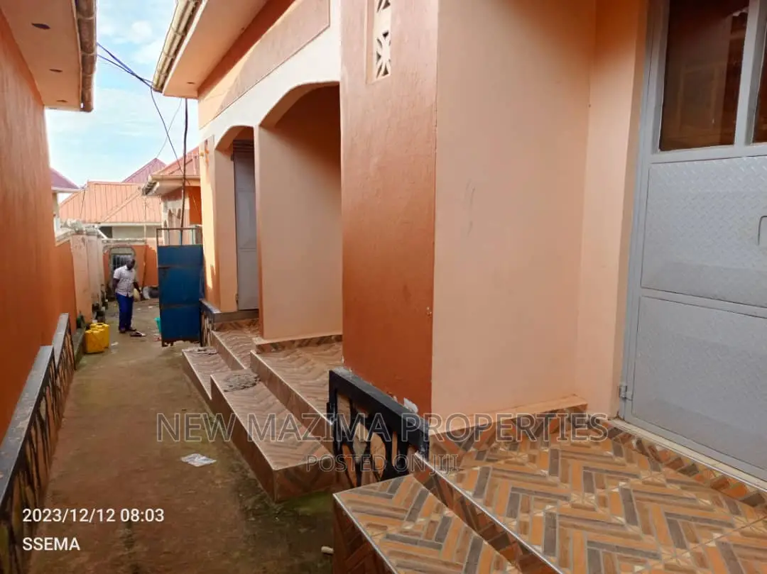 6bdrm House in Bulenga Town, Central Division for sale