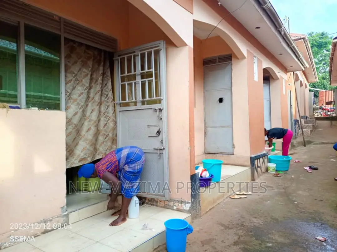 6bdrm House in Bulenga Town, Central Division for sale
