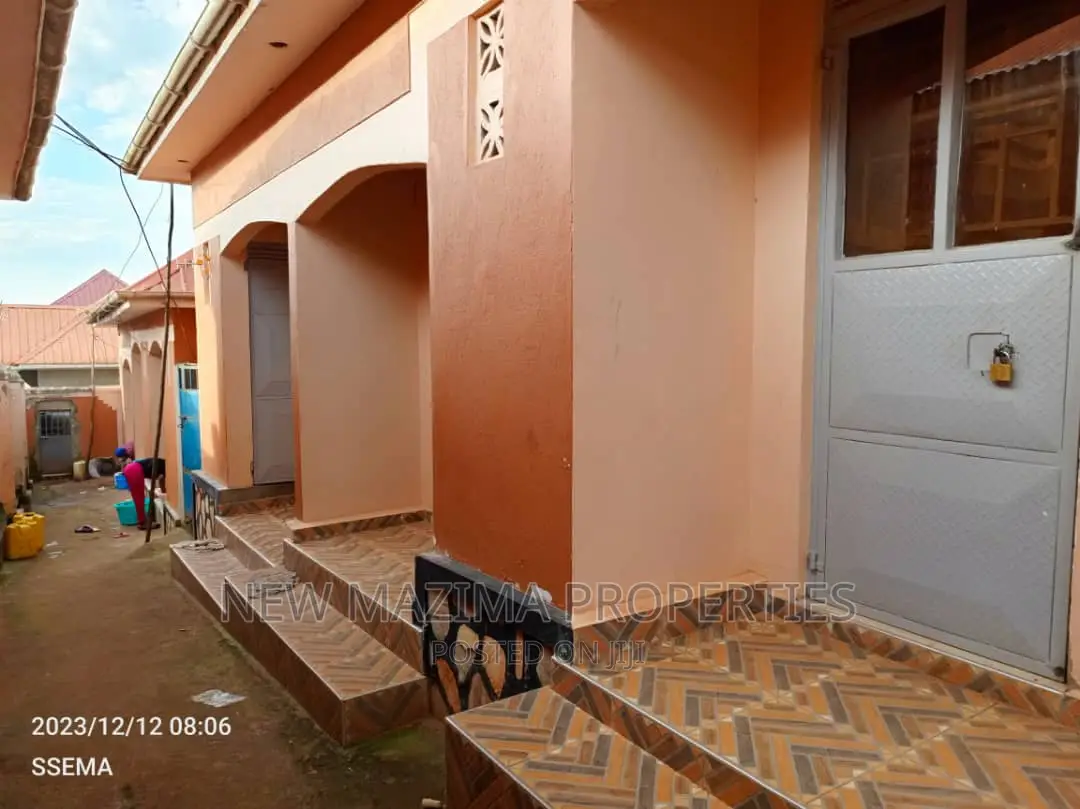 6bdrm House in Bulenga Town, Central Division for sale