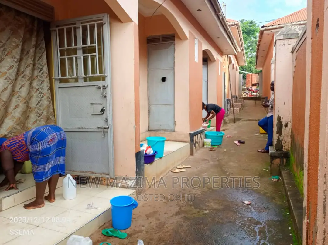 6bdrm House in Bulenga Town, Central Division for sale