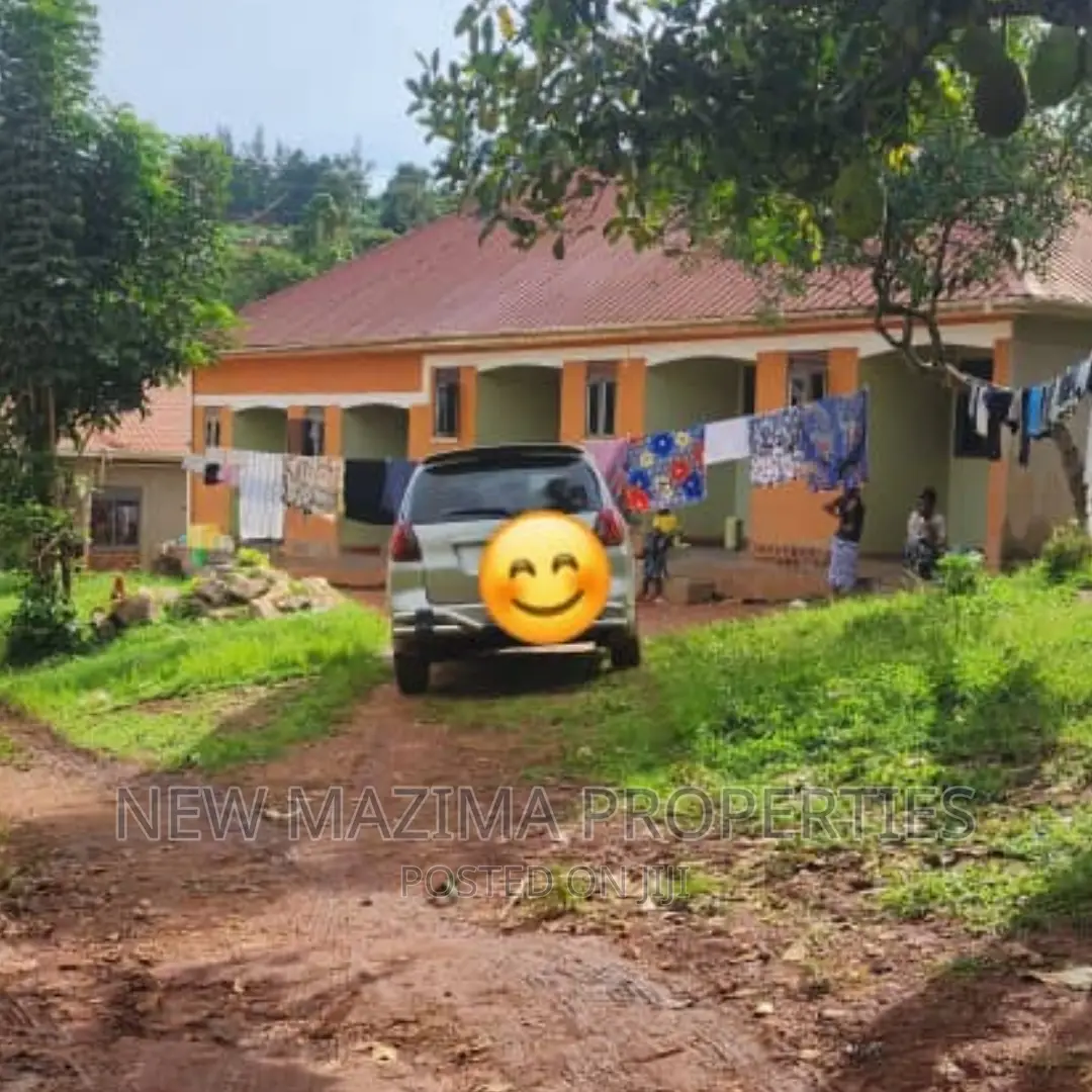 5bdrm House in Kitende Ntebe Rd, Central Division for sale