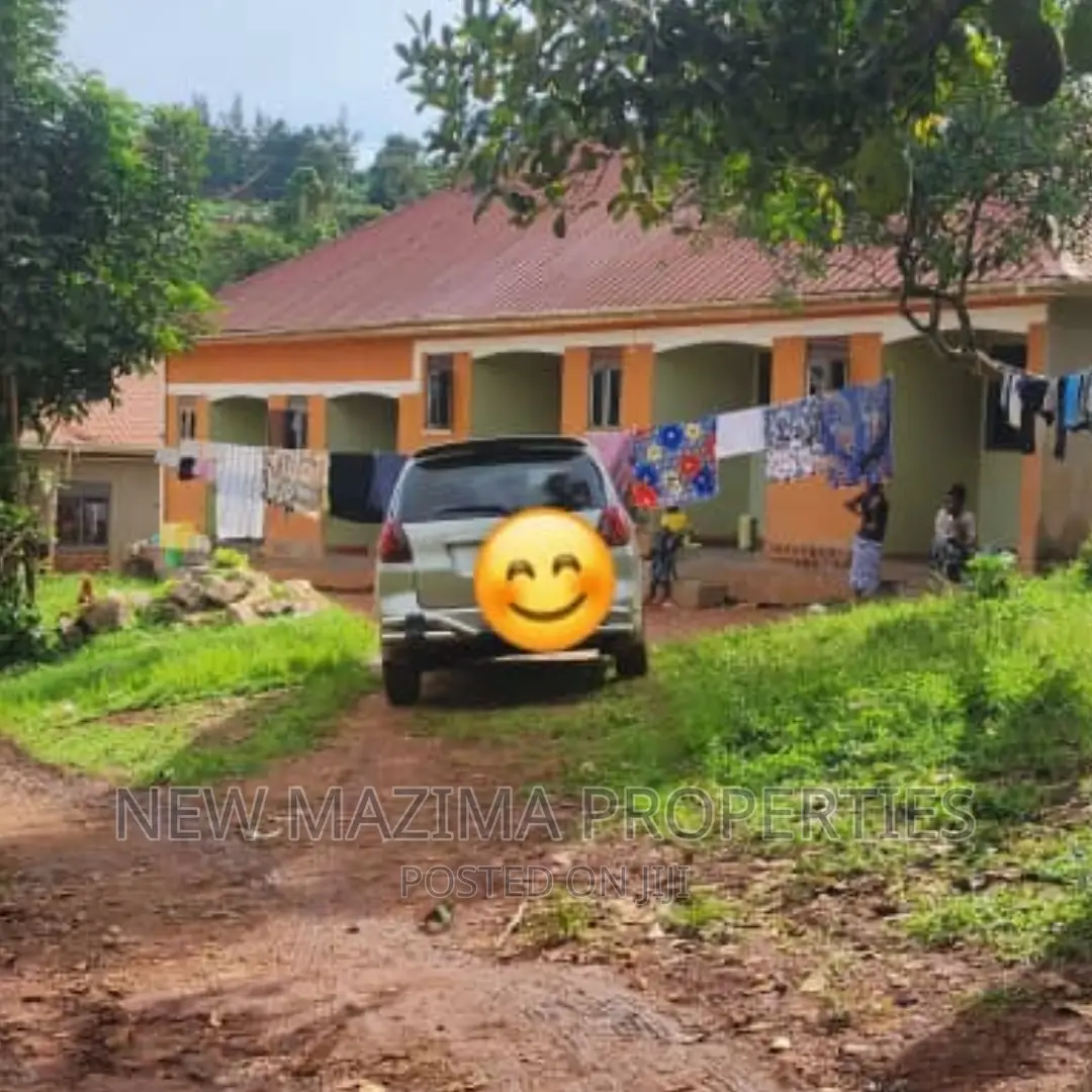 5bdrm House in Kitende Ntebe Rd, Central Division for sale