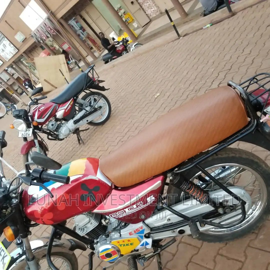 Bajaj Avenger 200 2023 Red
