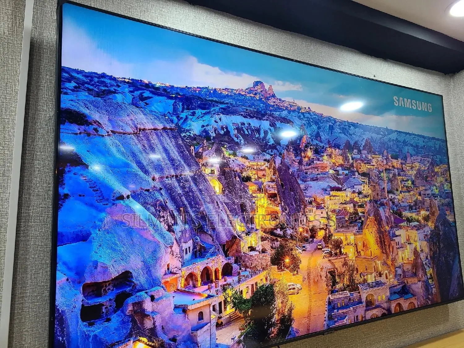 Samsung 70" Tu7000 Crystal Uhd Smart TV