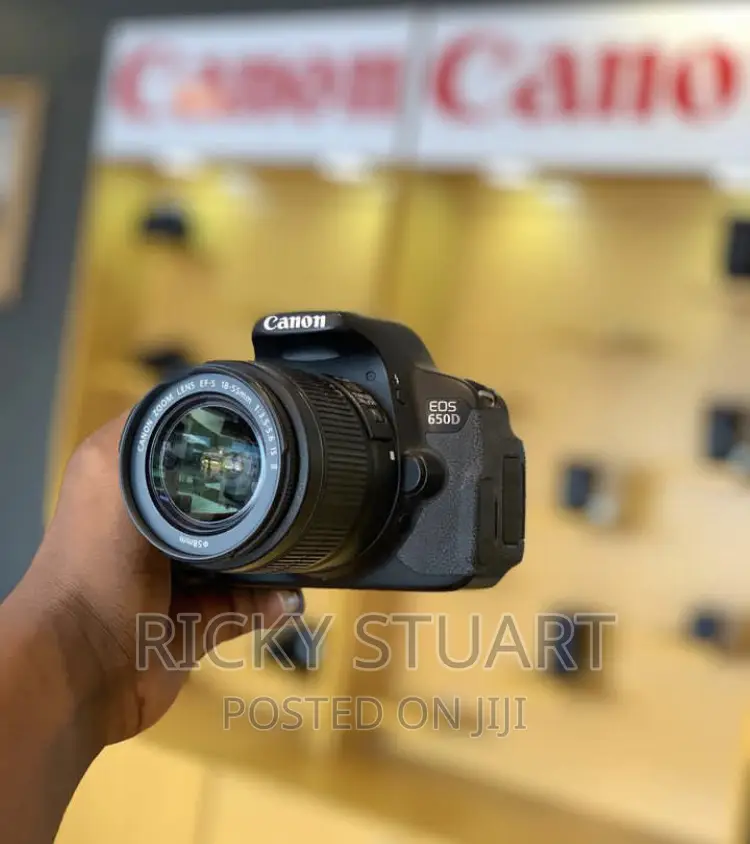Canon EOS 650D WTH 18-55mm F/3.5-5.6 Is II Lens Kit)