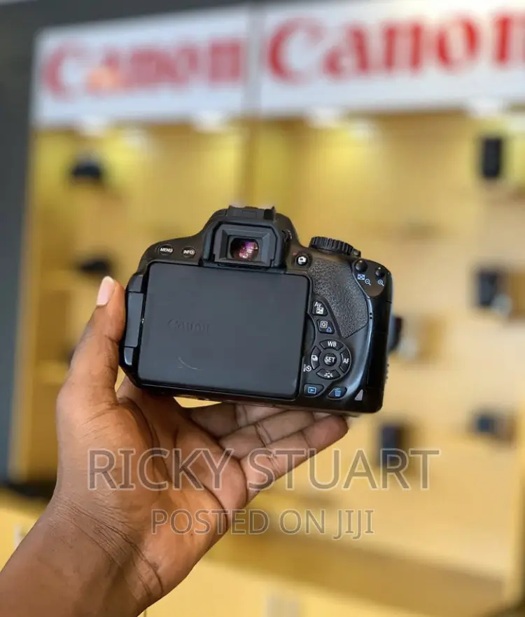 Canon EOS 650D WTH 18-55mm F/3.5-5.6 Is II Lens Kit)