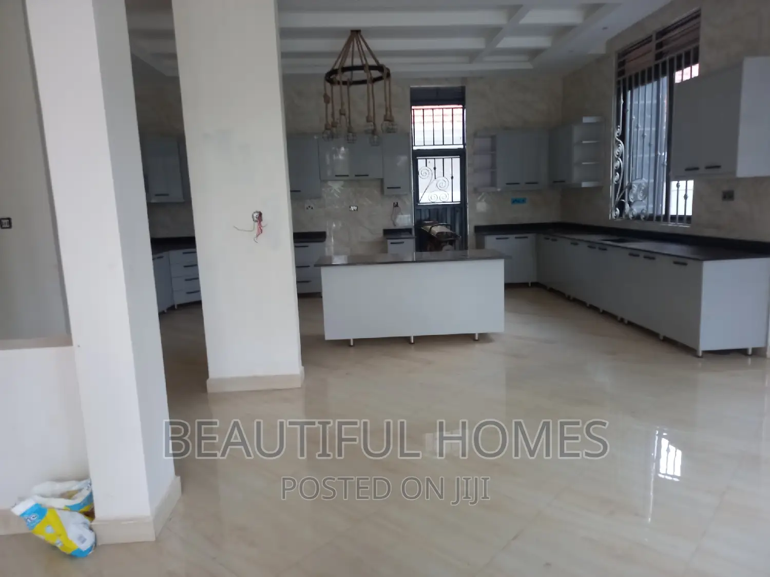 Furnished 6bdrm Mansion in Kira Mamerito Road for sale