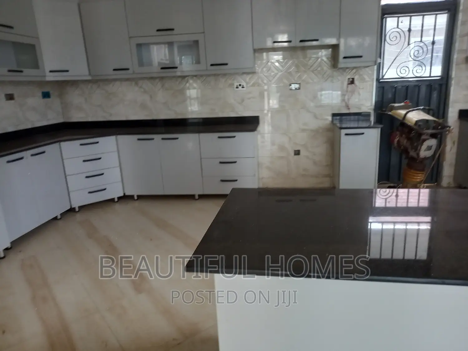 Furnished 6bdrm Duplex in Kira for sale