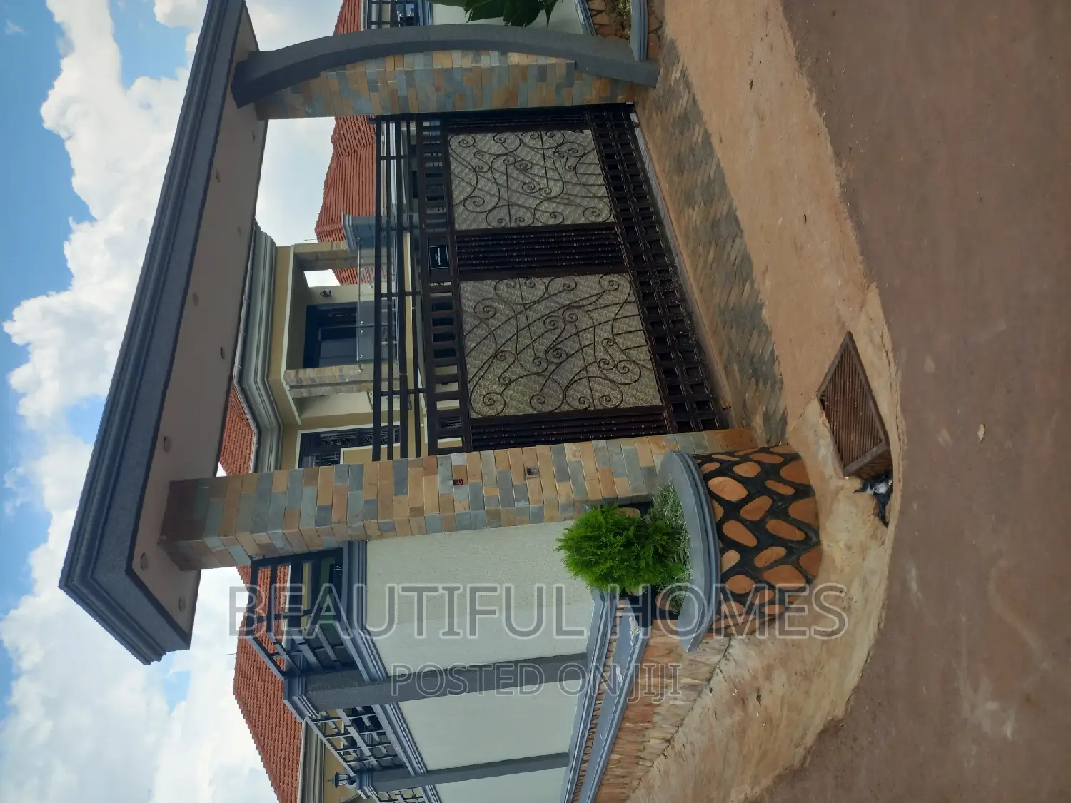 Furnished 6bdrm Duplex in Kira for sale