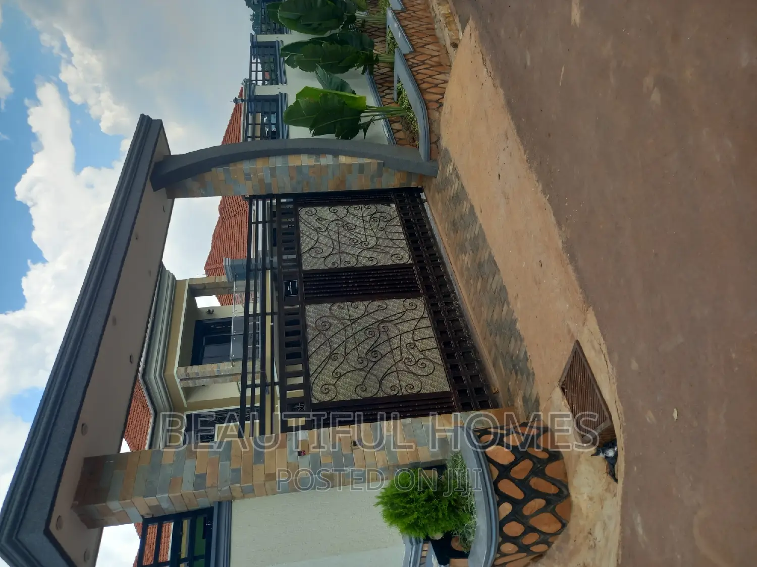 Furnished 6bdrm Duplex in Kira Mamerito Lane for sale