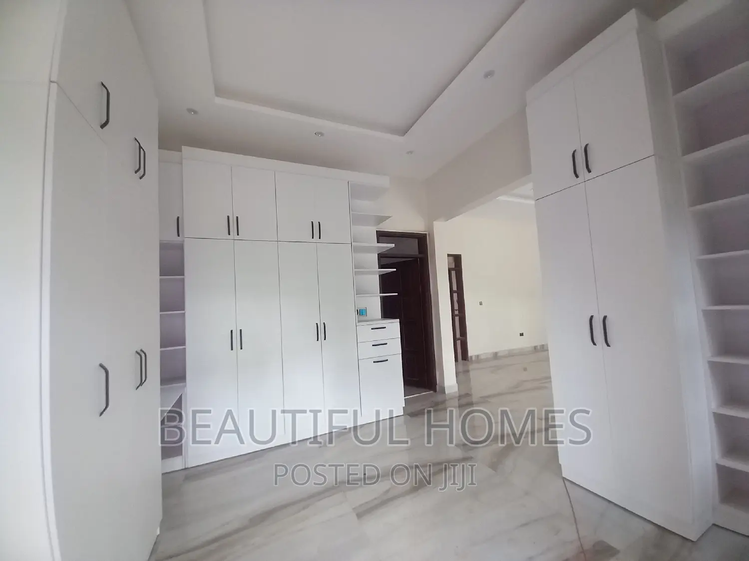 Furnished 6bdrm Mansion in Kira for sale