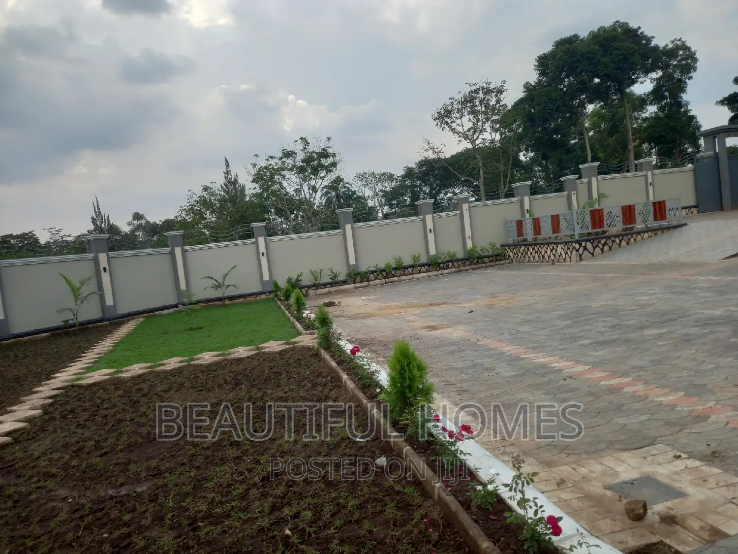 Furnished 6bdrm Mansion in Kira for sale
