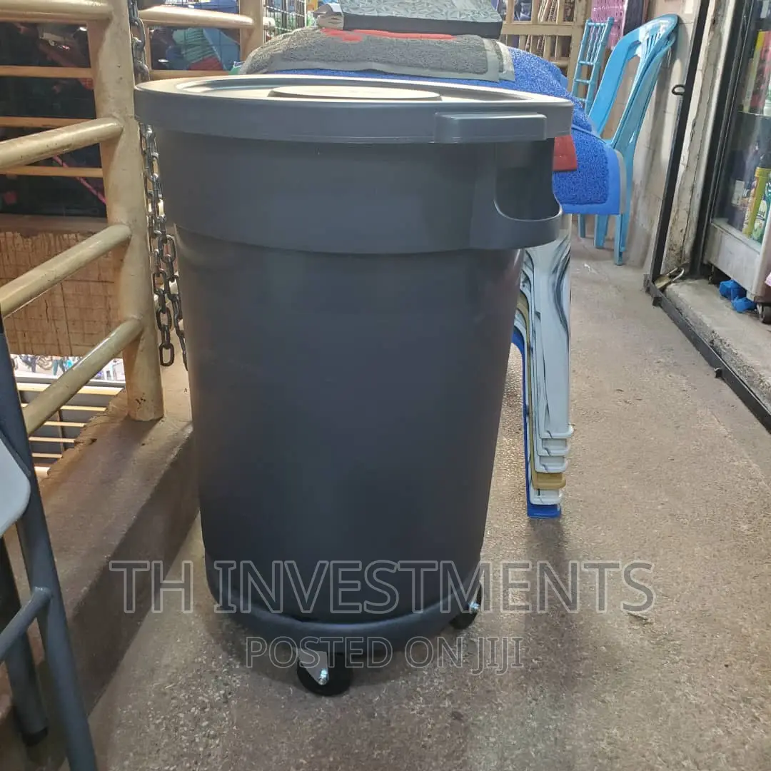 Outdoor 80L Waste Bin With Trolley.