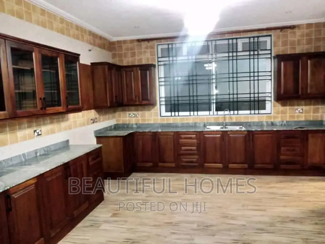 Furnished 7bdrm Mansion in Kigo Munyonyo Lake, Central Division