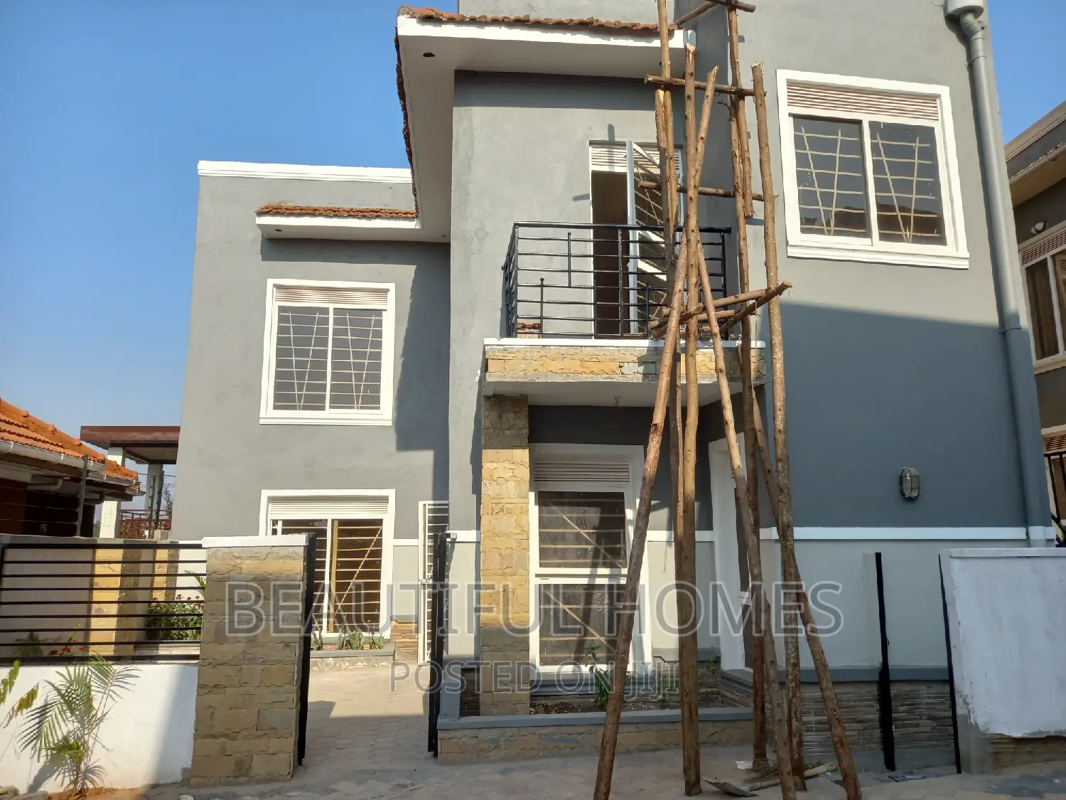 Furnished 4bdrm Duplex in Kira Mamerito for sale