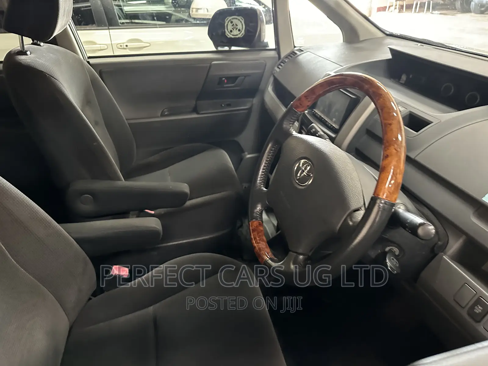 Toyota Noah 2.0 143hp AWD (7 Seater) 2008 Silver
