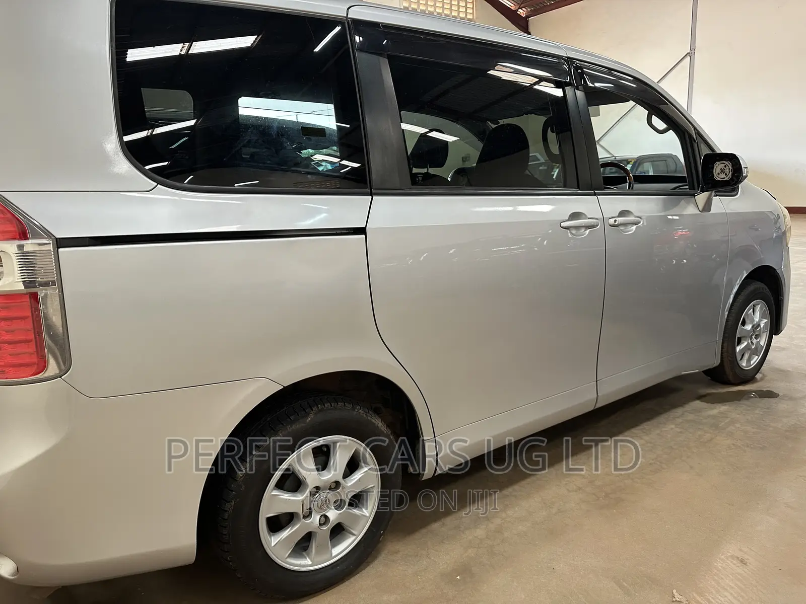 Toyota Noah 2.0 143hp AWD (7 Seater) 2008 Silver