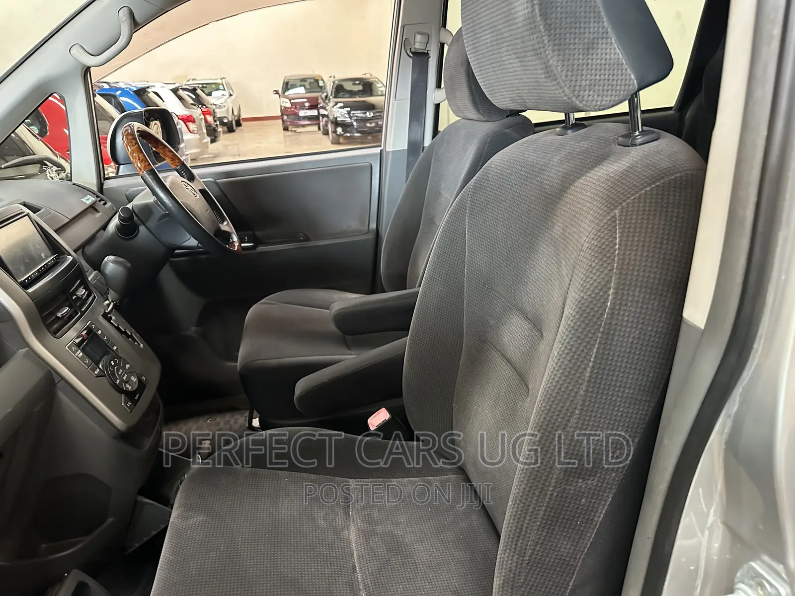 Toyota Noah 2.0 143hp AWD (7 Seater) 2008 Silver