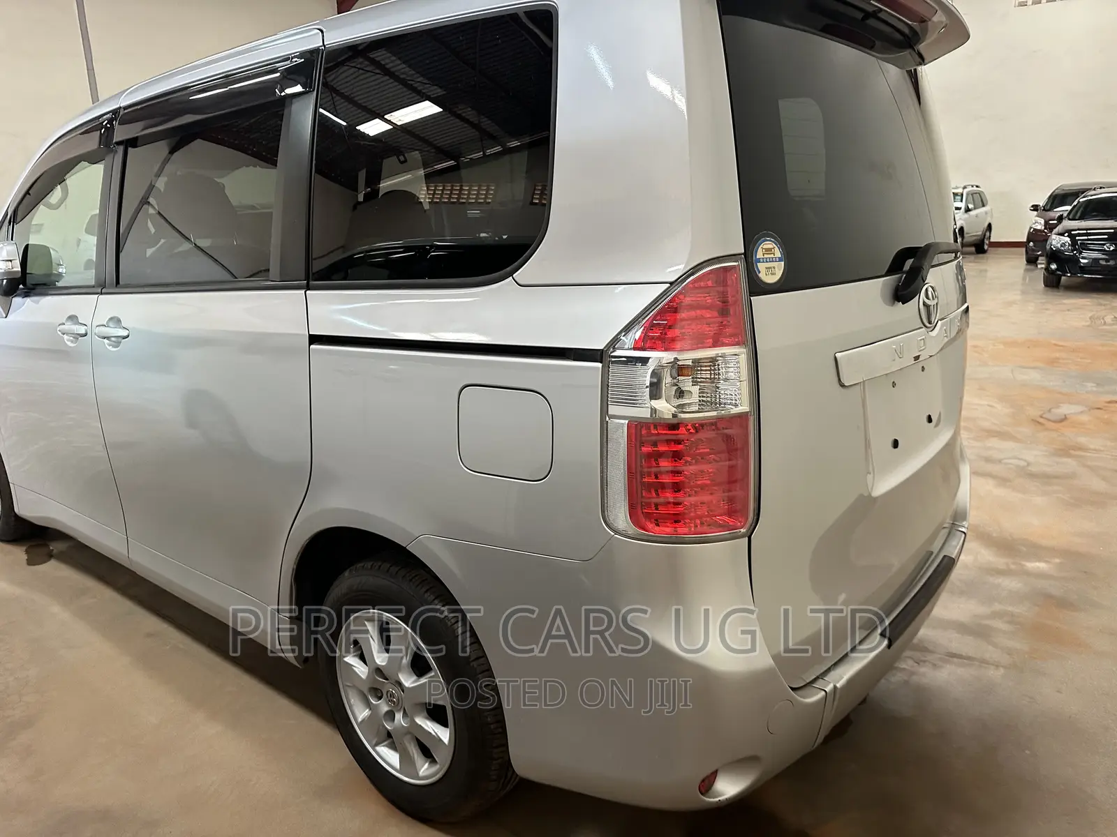 Toyota Noah 2.0 143hp AWD (7 Seater) 2008 Silver