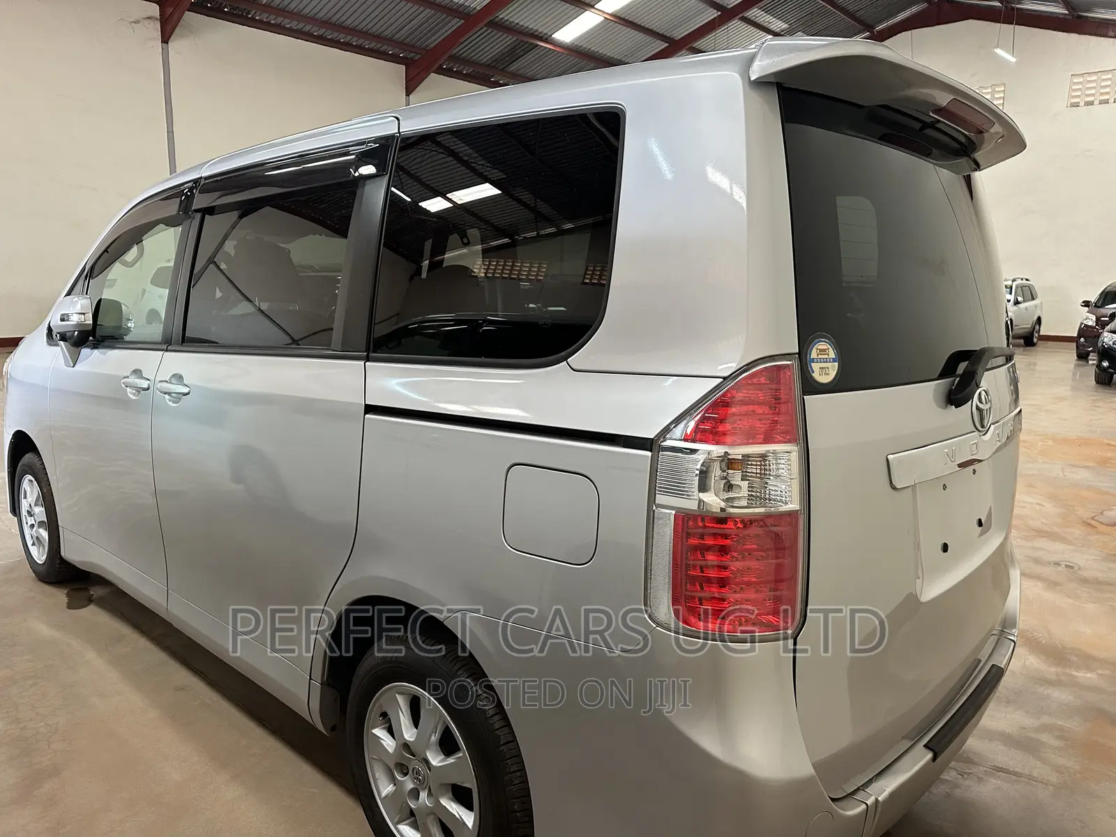 Toyota Noah 2.0 143hp AWD (7 Seater) 2008 Silver