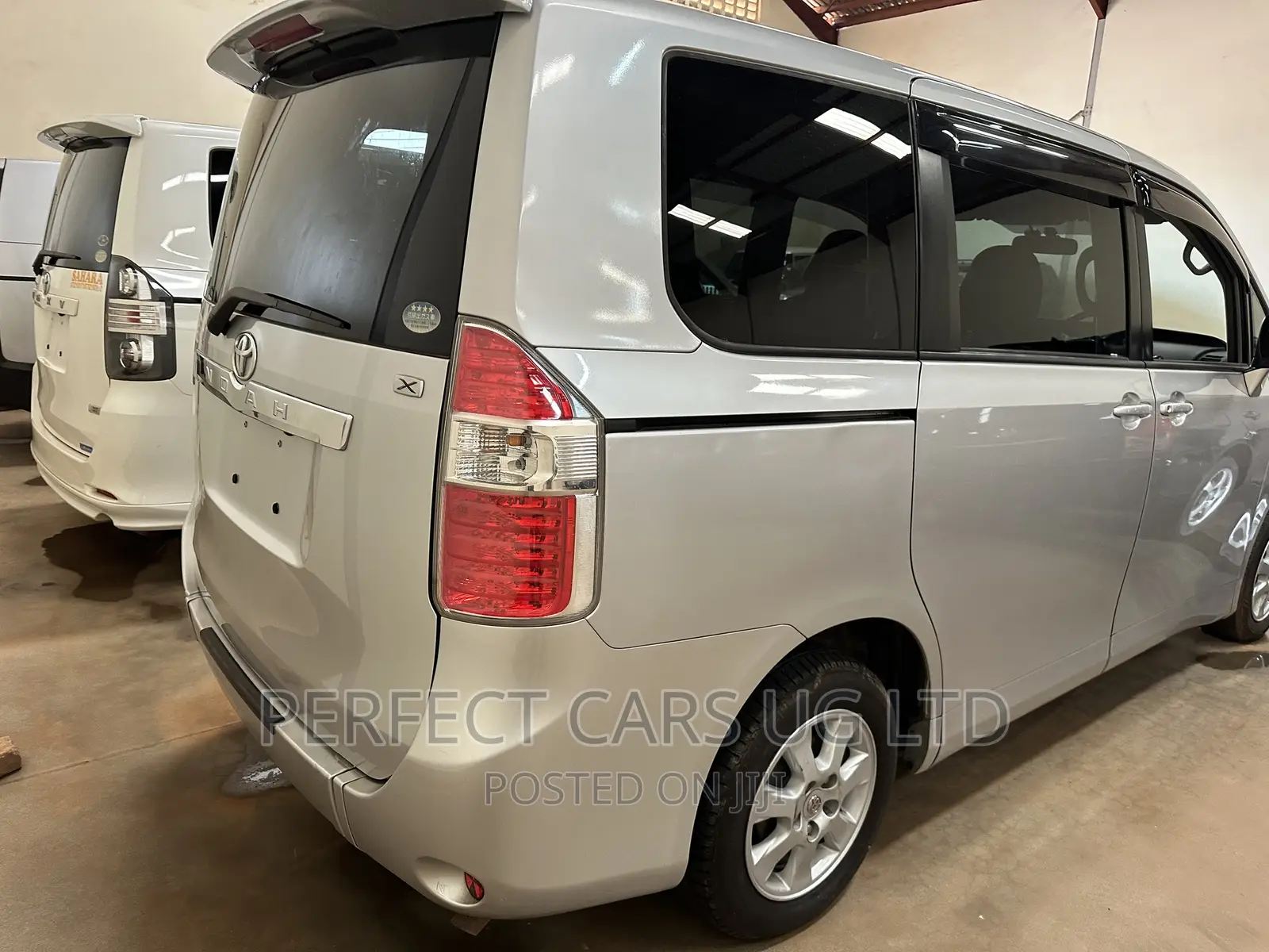 Toyota Noah 2.0 143hp AWD (7 Seater) 2008 Silver