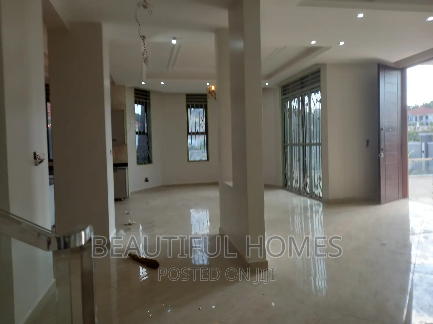 Furnished 6bdrm Mansion in Kira Mamerito for sale