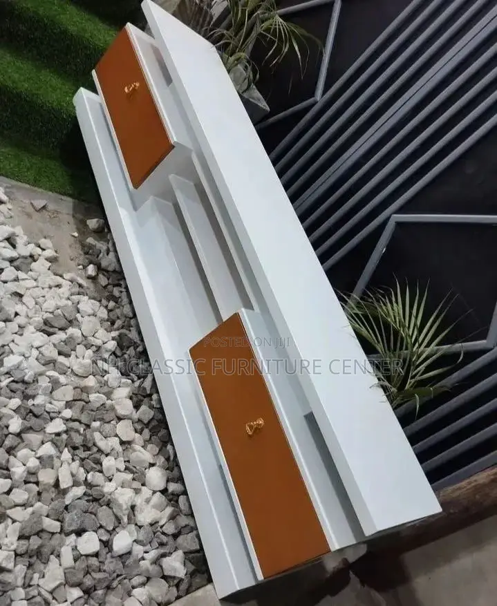 Nice Tvstand White in Colour