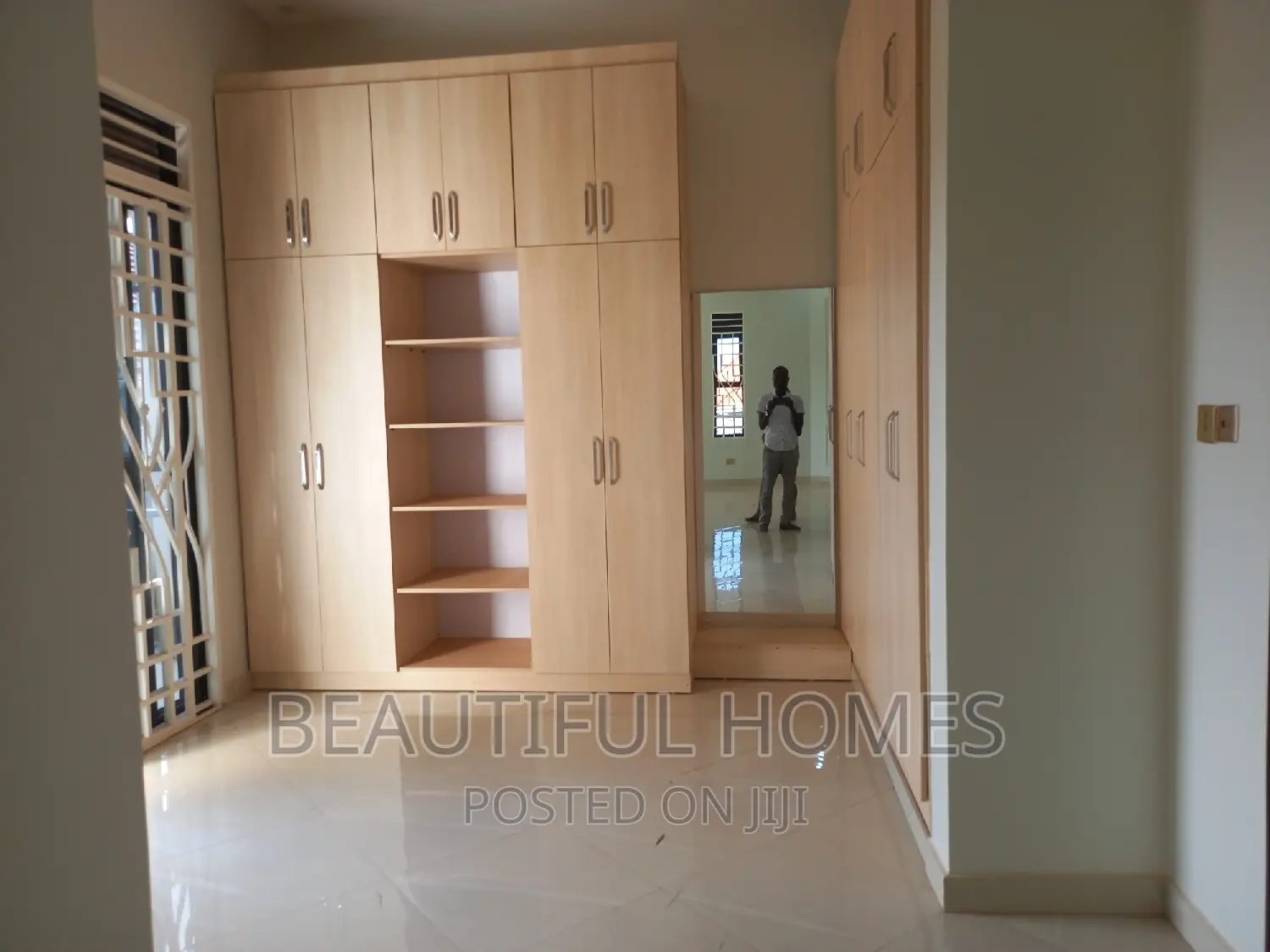 Furnished 6bdrm Mansion in Kira, Central Division for sale