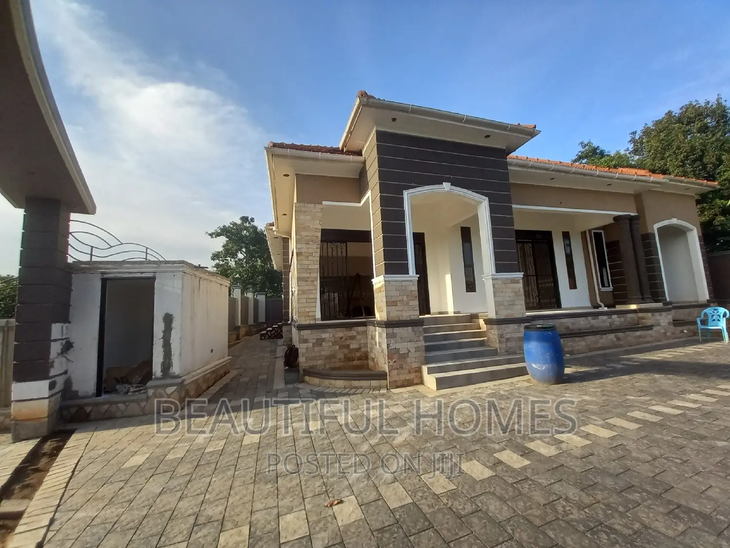 Furnished 5bdrm Bungalow in Kira for sale