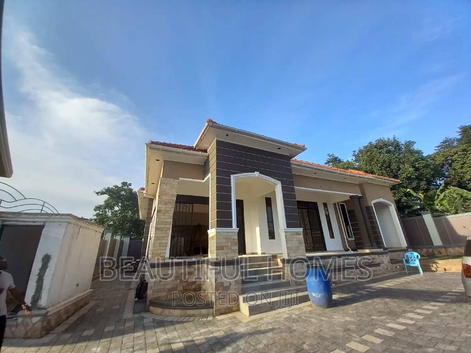 Furnished 5bdrm Bungalow in Kira for sale