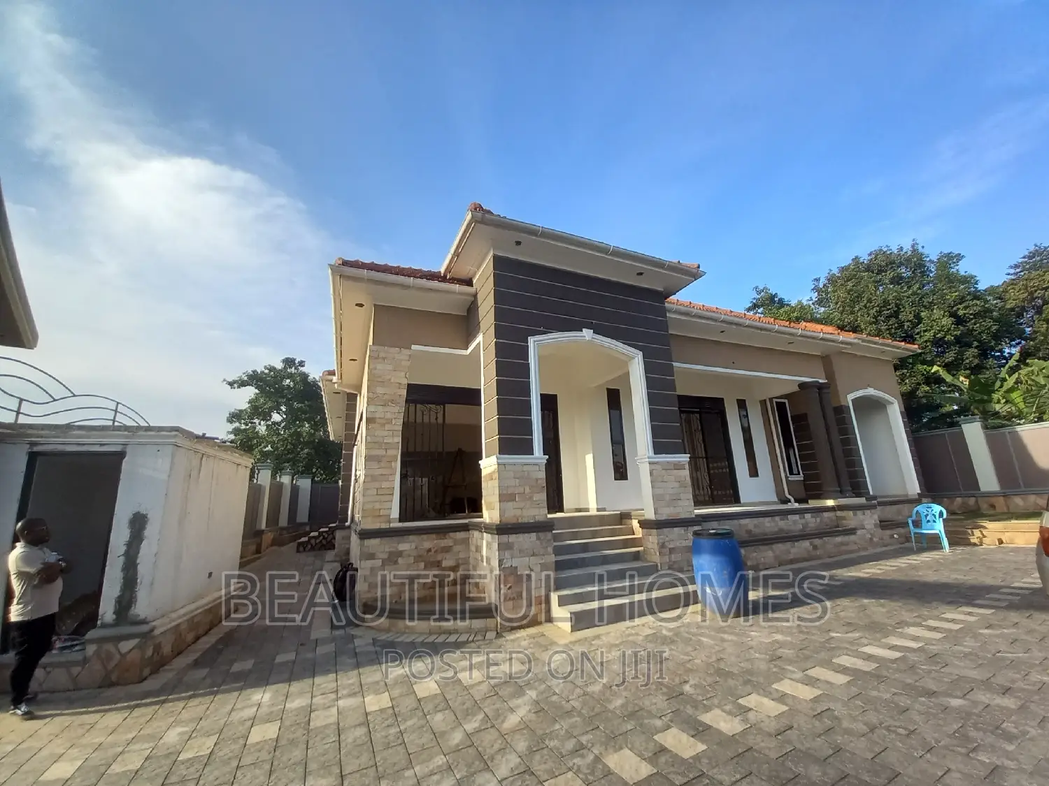 Furnished 5bdrm Bungalow in Kira for sale