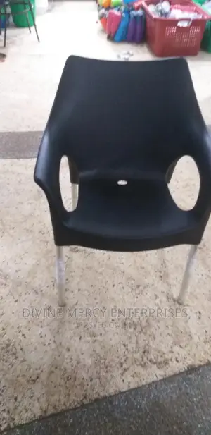 Armed Steel Leg Chair