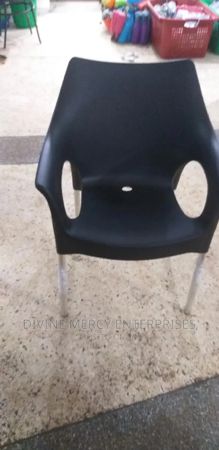Armed Steel Leg Chair