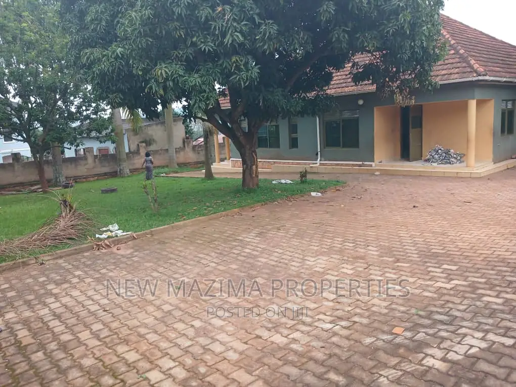 3bdrm Bungalow in Seguku Ntebe Rd, Division A for sale