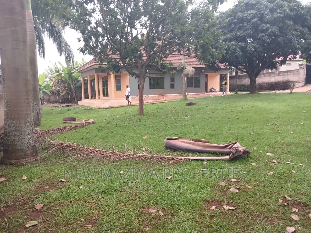 3bdrm Bungalow in Seguku Ntebe Rd, Division A for sale