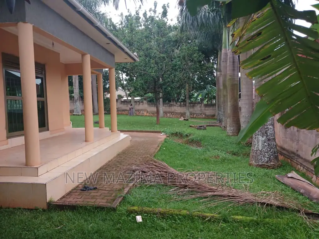 3bdrm Bungalow in Seguku Ntebe Rd, Division A for sale