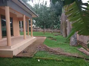3bdrm Bungalow in Seguku Ntebe Rd, Division A for sale